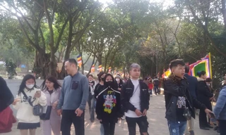 Dòng người tấp nập đổ về chùa Bổ Đà vào ngày mùng 1 Tết. Ảnh: Nguyễn Thắng.