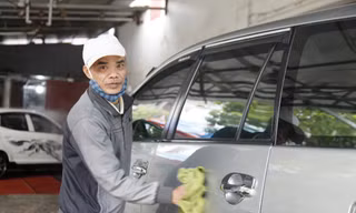 Nhân viên tại nhiều cửa hàng rửa xe ô tô ở thành phố Bắc Giang luôn bận rộn với công việc vào ngày 29 Tết. Ảnh: Nguyễn Thắng.