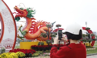 Tổng mô hình cao 6.5m, rộng 31m, sâu 5,2m (trong đó 2 linh vật, mỗi linh vật rồng có kích thước dài 5m, cao 3,8m). Ảnh: Nguyễn Thắng.