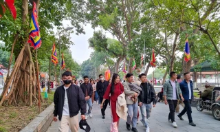 Ngày mùng 1 và mùng 2 Tết, đông đảo du khách trong và ngoài tỉnh Bắc Ninh đến viếng đền Đô .