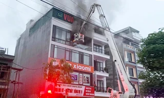 Lực lượng chức năng triển khai phương tiện dập đám cháy.