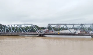 Nước lũ dâng cao sát cầu sắt cũ bắc qua sông Thương thuộc địa phận tỉnh Bắc Giang. Ảnh: Nguyễn Thắng