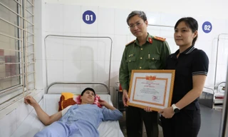 Đại tá Nguyễn Quốc Toản - Giám đốc Công an tỉnh Bắc Giang thăm, biểu dương và trao tặng giấy khen cho Thượng úy Đinh Văn Cường.