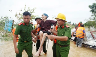 Một cụ già được Công an tỉnh Bắc Giang di tản ra khỏi vùng lũ đến nơi an toàn. Hành động sẵn sàng giúp đỡ của người dân trong bão lũ của lực lượng công an để lại tình cảm tốt đẹp trong lòng dân. Ảnh: Nguyễn Thắng