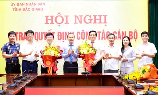 Phó Chủ tịch Thường trực UBND tỉnh Bắc Giang Mai Sơn (ở giữa) trao quyết định nghỉ hưu cho Chánh Văn phòng UBND tỉnh Bắc Giang.