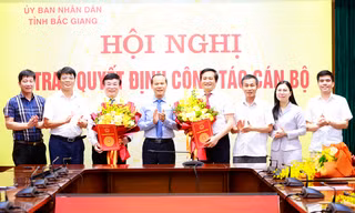 Phó Chủ tịch Thường trực UBND tỉnh Bắc Giang Mai Sơn (ở giữa) trao quyết định nghỉ hưu cho Chánh Văn phòng UBND tỉnh Bắc Giang.
