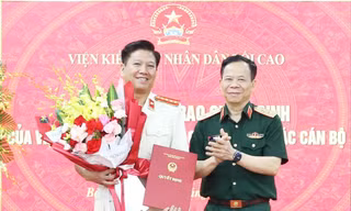 Phó Viện trưởng VKSND tối cao Tạ Quang Khải trao quyết định bổ nhiệm Viện trưởng VKSND tỉnh Bắc Ninh (sau hợp nhất) cho ông Đoàn Anh Phương.