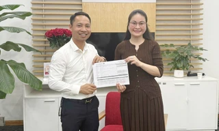 Anh Phạm Văn Xuân trao lại 7 tỷ đồng chuyển nhầm cho Công ty cổ phần tập đoàn Sơn Phúc.