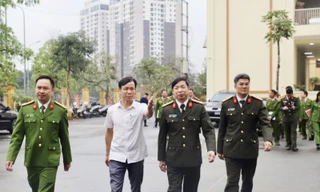 Đại tá Nguyễn Quang Vinh (thứ 3 bên trái) - Giám đốc Công an tỉnh Bắc Giang thị sát công an phường.