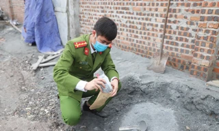 Công an tỉnh Bắc Ninh khám nghiệm hiện trường vụ đổ chất thải trái phép ở xã Đại Bái (huyện Gia Bình).