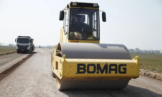 Thi công đường dẫn kết nối cầu Hà Bắc 2. Ảnh: Nguyễn Thắng