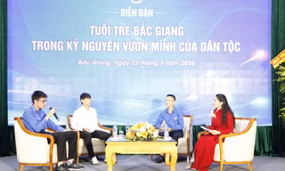 Các bạn trẻ tiêu biểu chia sẻ tại diễn đàn. Ảnh: Nguyễn Thắng