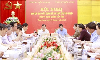 Bí thư Tỉnh ủy Bắc Giang Nguyễn Văn Gấu (bên phải) và Bí thư Tỉnh ủy Bắc Ninh Nguyễn Anh Tuấn đồng chủ trì hội nghị.