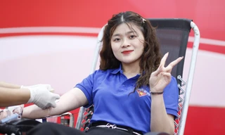 Một đoàn viên tham gia hiến máu. Ảnh: Nguyễn Thắng