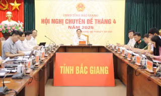 UBND tỉnh Bắc Giang họp chuyên đề tháng tháng 4. Ảnh: Nguyễn Thắng