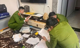 Cơ quan Công an khám xét tại nhà đối tượng Dương Thị Du. Ảnh: Công an tỉnh Bắc Giang