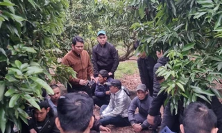 Công an huyện Lục Nam bắt giữ các đối tượng tại hiện trường.