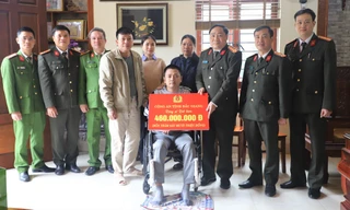 Công an tỉnh Bắc Giang tặng sổ tiết kiệm cho Đại úy Trần Hồng Quân.