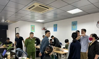 Cơ quan Công an khám xét nơi làm việc của các đối tượng.