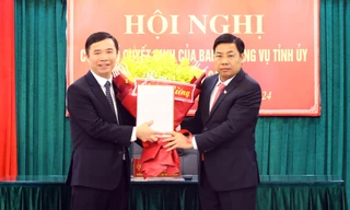 Bí thư Tỉnh ủy Bắc Giang Dương Văn Thái trao quyết định phân công, luân chuyển ông Dương Thanh Tùng.