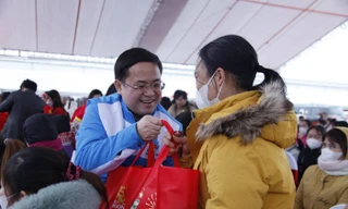 Anh Nguyễn Quốc Huy - Chánh văn phòng Trung ương Đoàn trao quà tặng công nhân. Ảnh: Nguyễn Thắng.