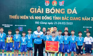 Phó Bí thư Tỉnh Đoàn Bắc Giang Giáp Xuân Cảnh trao giải cho đội bóng. Ảnh: Nguyễn Thắng