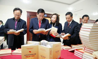 Lãnh đạo Tỉnh ủy và UBND tỉnh Bắc Giang dự ra mắt cuốn sách Lịch sử Đảng bộ tỉnh Bắc Giang, tập III (2005-2020). Ảnh: Nguyễn Thắng