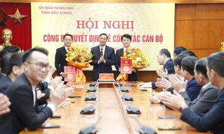 Chủ tịch UBND tỉnh Bắc Giang Nguyễn Việt Oanh trao quyết định bổ nhiệm. Ảnh: Nguyễn Thắng