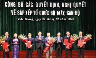 Lãnh đạo Tỉnh ủy và UBND tỉnh Bắc Giang tặng hoa chúc mừng lãnh đạo Ban Tuyên giáo và Dân vận tỉnh Bắc Giang. Ảnh: Nguyễn Thắng.