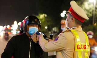 Công an tỉnh Bắc Giang kiểm tra nồng độ cồn. Ảnh: Nguyễn Thắng