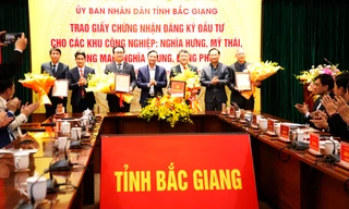 Lãnh đạo UBND tỉnh Bắc Giang trao giấy giấy chứng nhận đầu tư cho 4 dự án khu công nghiệp. Ảnh: Nguyễn Thắng.