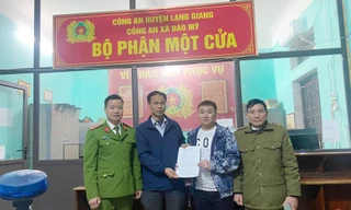 Công an hỗ trợ anh Tuyến (thứ 2 bên trái) nhận lại tiền do chuyển nhầm.