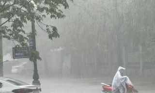 Nhiều tuyến đường ở thành phố Bắc Giang ngập sâu trong nước mưa.