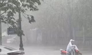 Nhiều tuyến đường ở thành phố Bắc Giang ngập sâu trong nước mưa.