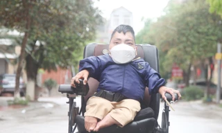 Anh Thân Ngọc Mạnh vượt lên số phận làm việc có ích. Ảnh: Nguyễn Thắng