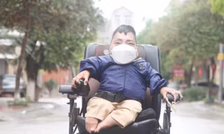 Anh Thân Ngọc Mạnh vượt lên số phận làm việc có ích. Ảnh: Nguyễn Thắng