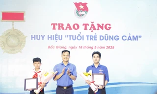 Tỉnh Đoàn Bắc Giang trao huy hiệu "Tuổi trẻ dũng cảm". Ảnh: Nguyễn Thắng