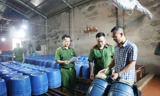 Cơ quan Công an kiểm tra cơ sở sản xuất giá đỗ của Tân.