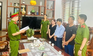 Cơ quan Công an đọc các quyết định tố tụng đối với Lương Thị Hằng.