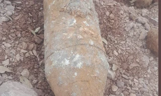 Hình ảnh quả bom tại vườn nhà dân ở xã Lục Nam.