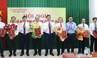 Chủ tịch UBND tỉnh Bắc Ninh Vương Quốc Tuấn (ở giữa) trao quyết định bổ nhiệm các Phó Giám đốc Sở Nội vụ tỉnh Bắc Ninh.