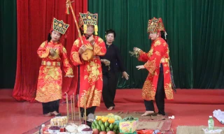 Nghệ nhân ưu tú Chu Thị Hồng Vân thực hành dựng lại nghi lễ cúng Then dâng sao giải hạn tại lớp tập huấn.