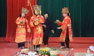 Nghệ nhân ưu tú Chu Thị Hồng Vân thực hành dựng lại nghi lễ cúng Then dâng sao giải hạn tại lớp tập huấn.