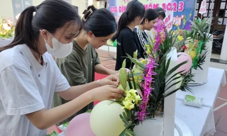 Đoàn viên và công nhân xóm trọ ở xã Nội Hoàng thi trang trí mâm cỗ Trung thu. Ảnh: Nguyễn Thắng.