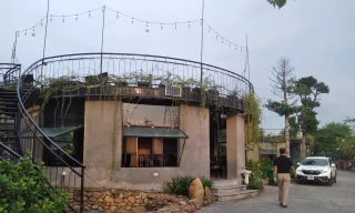 Công trình vi phạm chòi vãn cảnh (diện tích 75m2/chòi) tại dự án khu vui chơi, giải trí, dịch vụ sinh thái của Cty TNHH dịch vụ và thương mại Cua Đỏ . Ảnh: Nguyễn Thắng.