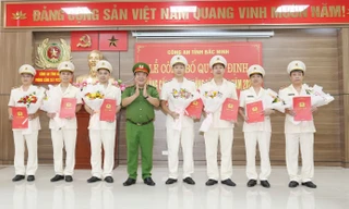 Lãnh đạo Công an tỉnh Bắc Ninh chúc mừng các cán bộ, chiến sỹ công an được thăng cấp bậc hàm.