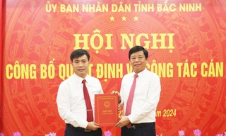 Phó Chủ tịch UBND tỉnh Bắc Ninh Ngô Tân Phượng trao quyết định ông Thọ.