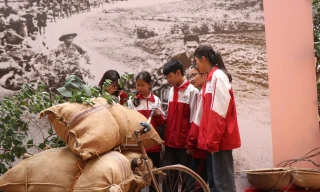 Các em học sinh xem hiện vật Chiến thắng Điện Biên Phủ tại buổi trưng bày.