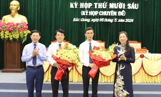 Phó Bí thư Thường trực Tỉnh ủy, Chủ tịch HĐND tỉnh Bắc Giang Lê Thị Thu Hồng (bên phải) và Chủ tịch UBND tỉnh Bắc Giang Lê Ánh Dương bên trái tặng hoa chúc mừng hai Ủy viên UBND tỉnh. 