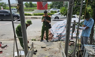 Công an huyện Lạng Giang tiến hành khám nghiệm.